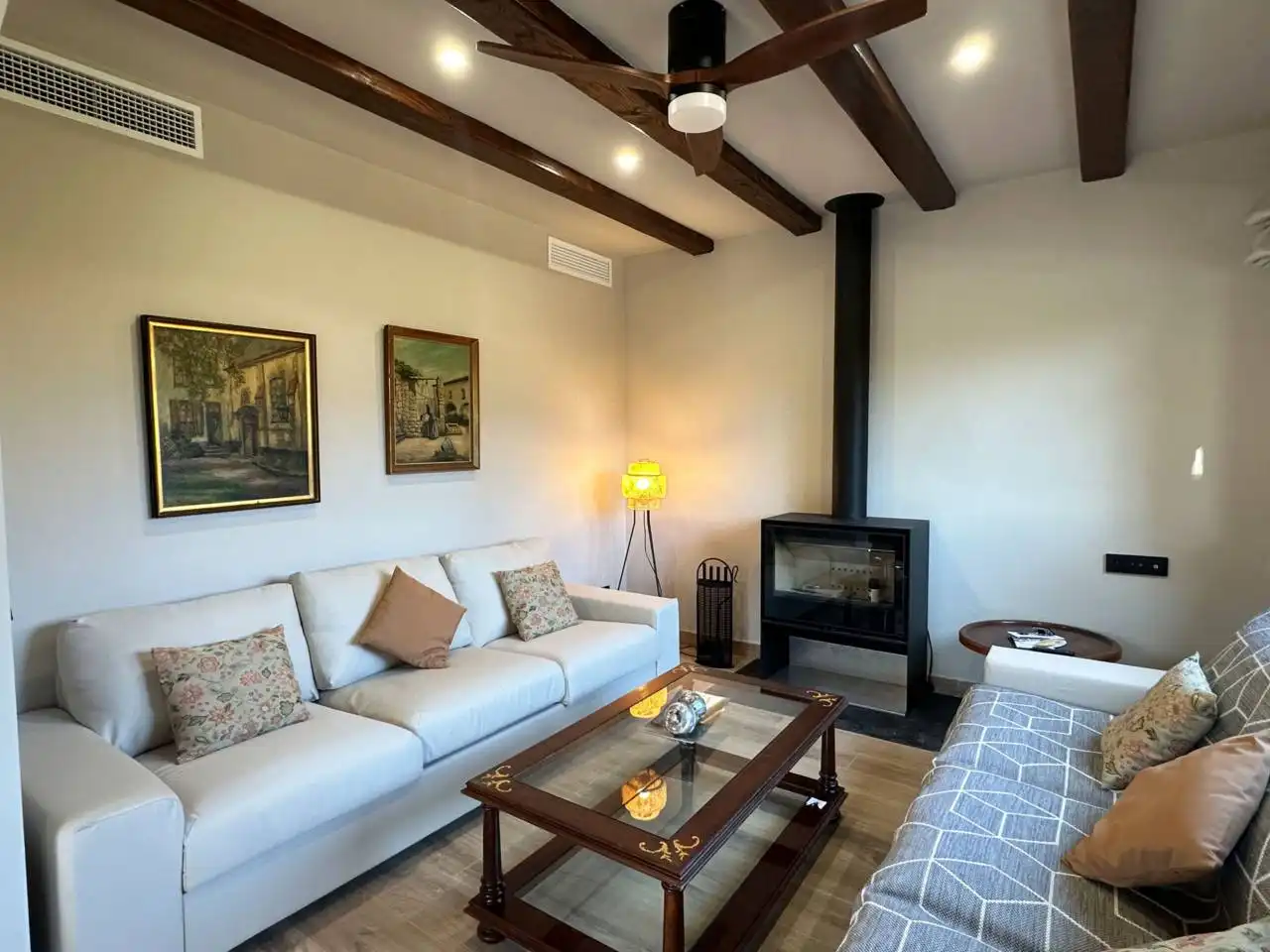 Sala de estar de Casa o chalet de alquiler en La Tallada d'Empordà con Aire acondicionado, Calefacción y Jardín privado