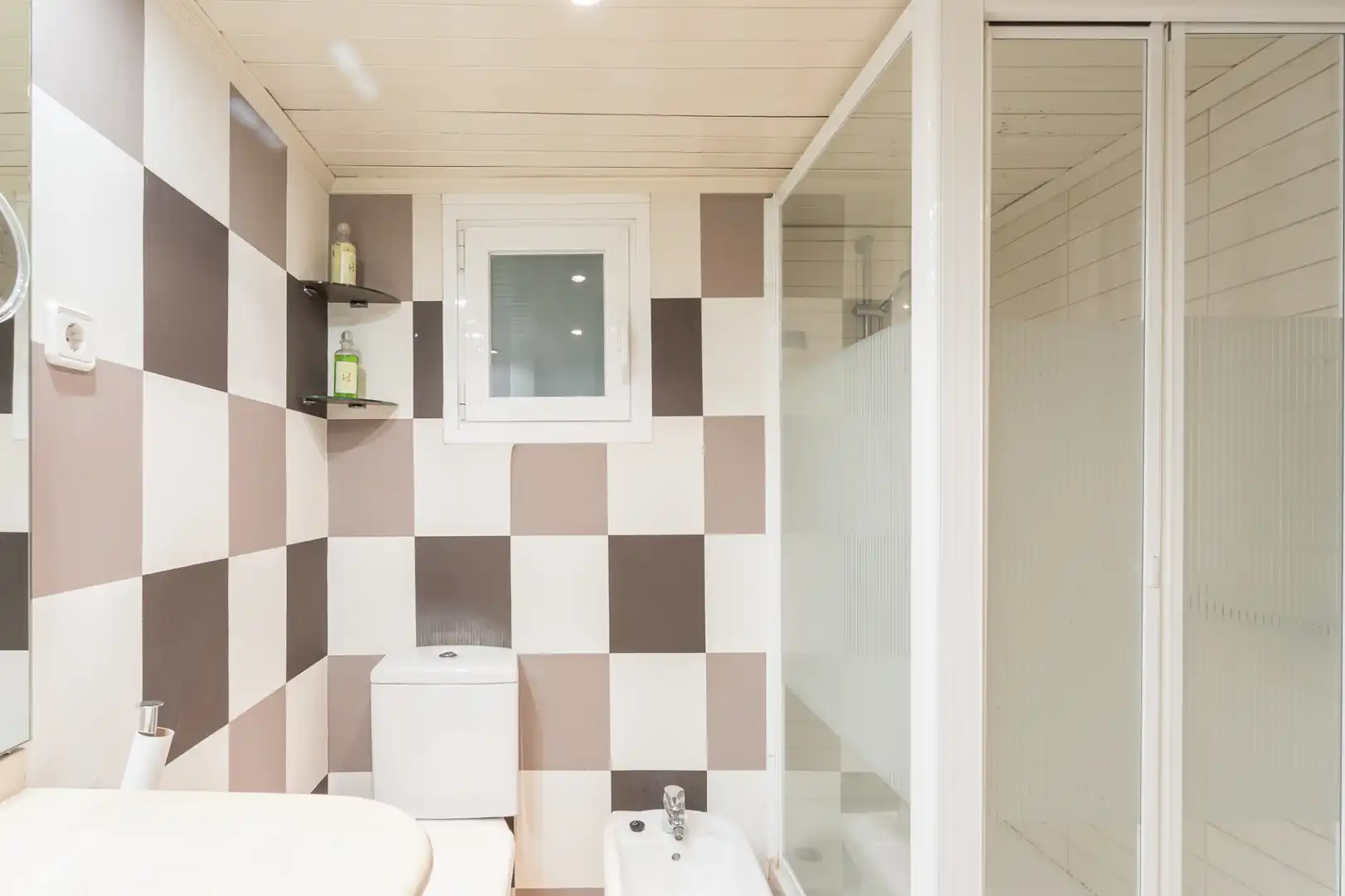 Badezimmer von Wohnung zum Verkauf in Barcelona mit Klimaanlage, Heizung und Parkett