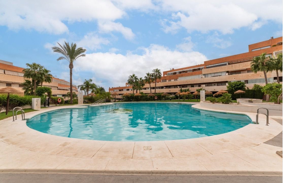 Piscina de Pis en venda en Torremolinos amb Calefacció, Terrassa i Traster