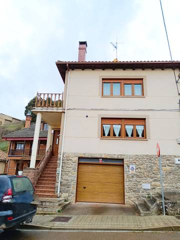 Casa-chalet en Venta en Aguilar de Campoo - CL MARTIRES en Aguilar de Campoo