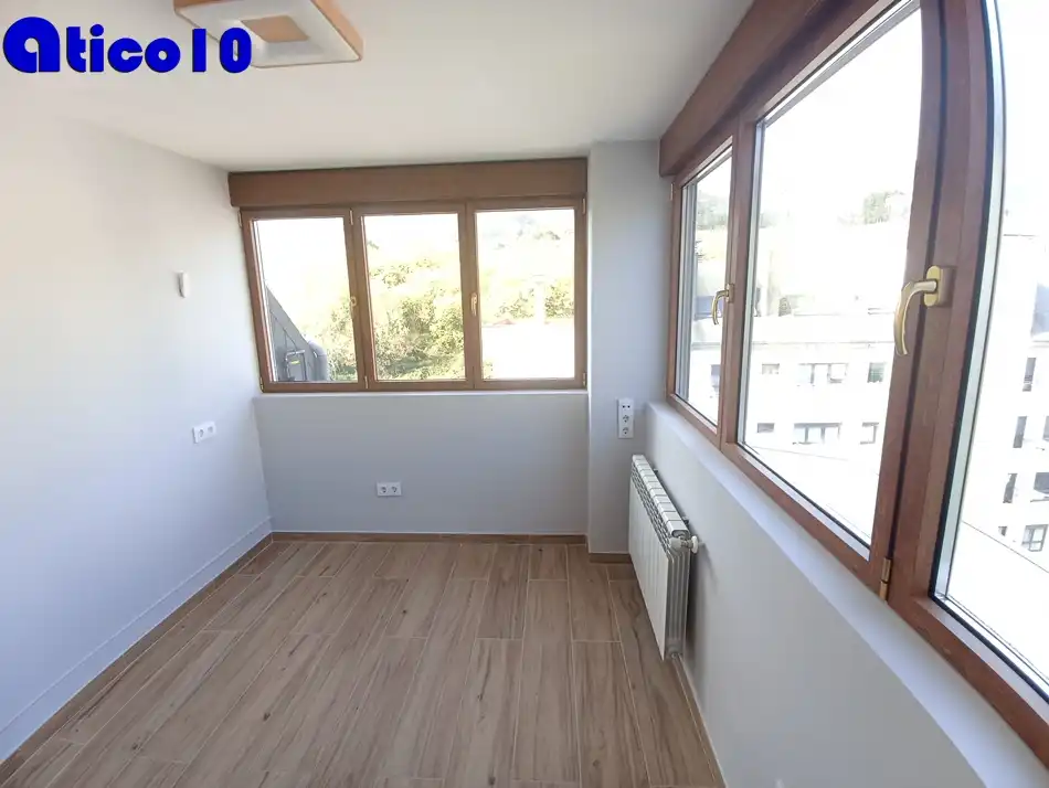Dormitori de Àtic en venda en Oviedo  amb Calefacció, Jardí privat i Parquet