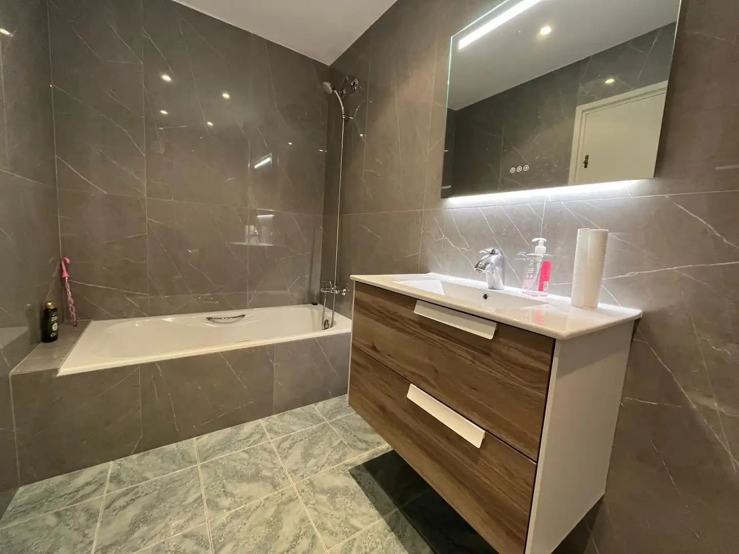 Badezimmer von Wohnung zum Verkauf in Barcelona mit Klimaanlage, Heizung und Parkett
