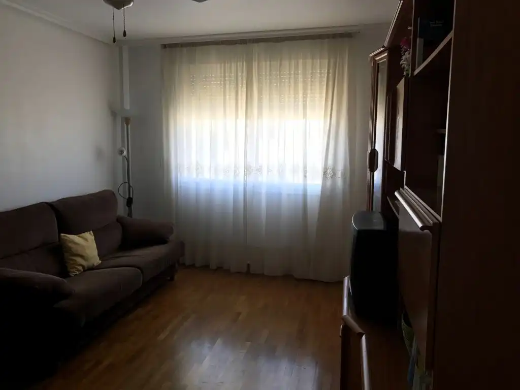Sala d'estar de Apartament en venda en Ponferrada amb Calefacció, Traster i Moblat
