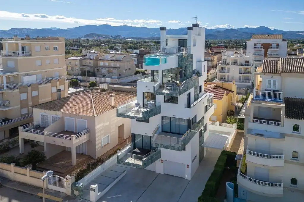 Vista exterior de Àtic en venda en Oliva amb Aire condicionat, Calefacció i Terrassa