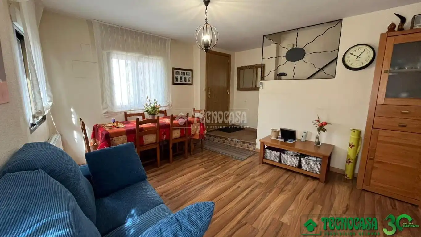 Wohnzimmer von Einfamilien-Reihenhaus zum Verkauf in San Esteban del Valle mit Klimaanlage und Heizung