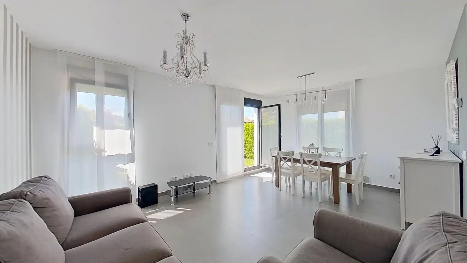 Sala d'estar de Casa adosada en venda en Suances amb Calefacció, Jardí privat i Moblat