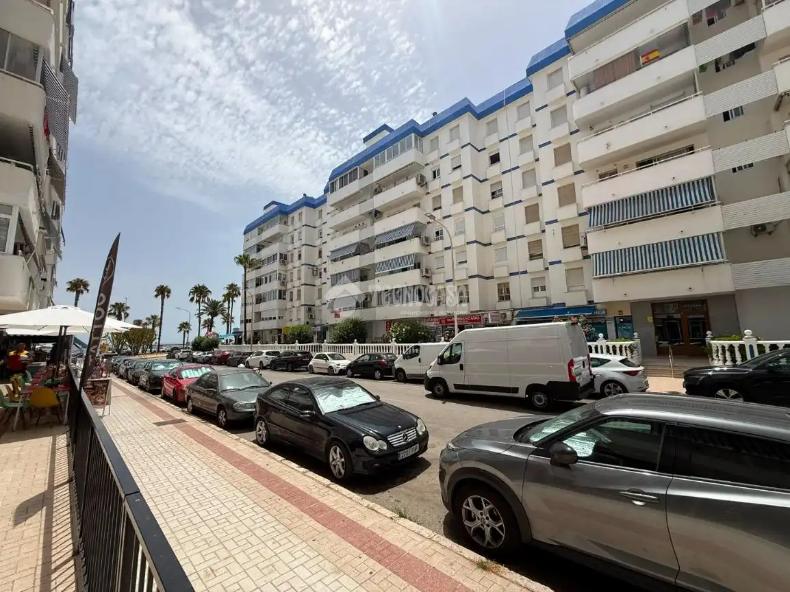 Vista exterior de Local en venda en Benalmádena amb Aire condicionat, Parquet i Alarma