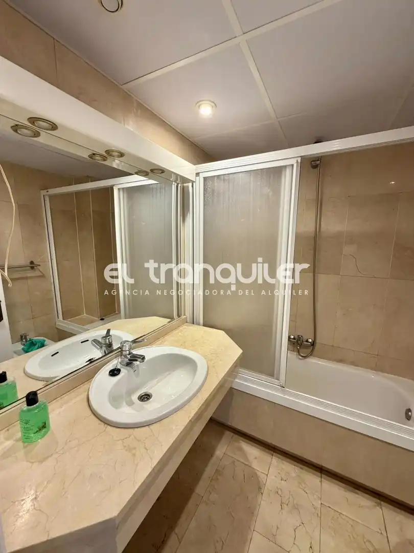 Bathroom of Flat for rent in Madrid  with Air Conditioner and Washing machine