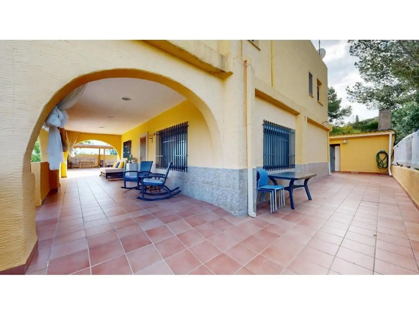 Vista exterior de Casa o xalet en venda en Riba-roja de Túria amb Aire condicionat, Calefacció i Jardí privat