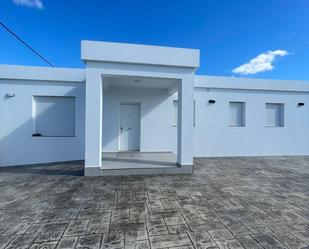 Vista exterior de Casa o xalet en venda en Chiclana de la Frontera amb Aire condicionat, Traster i Piscina