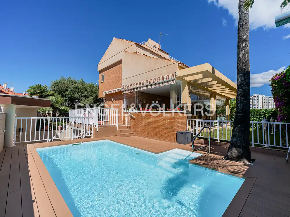 Vista exterior de Casa o xalet en venda en Alicante / Alacant amb Aire condicionat, Calefacció i Jardí privat