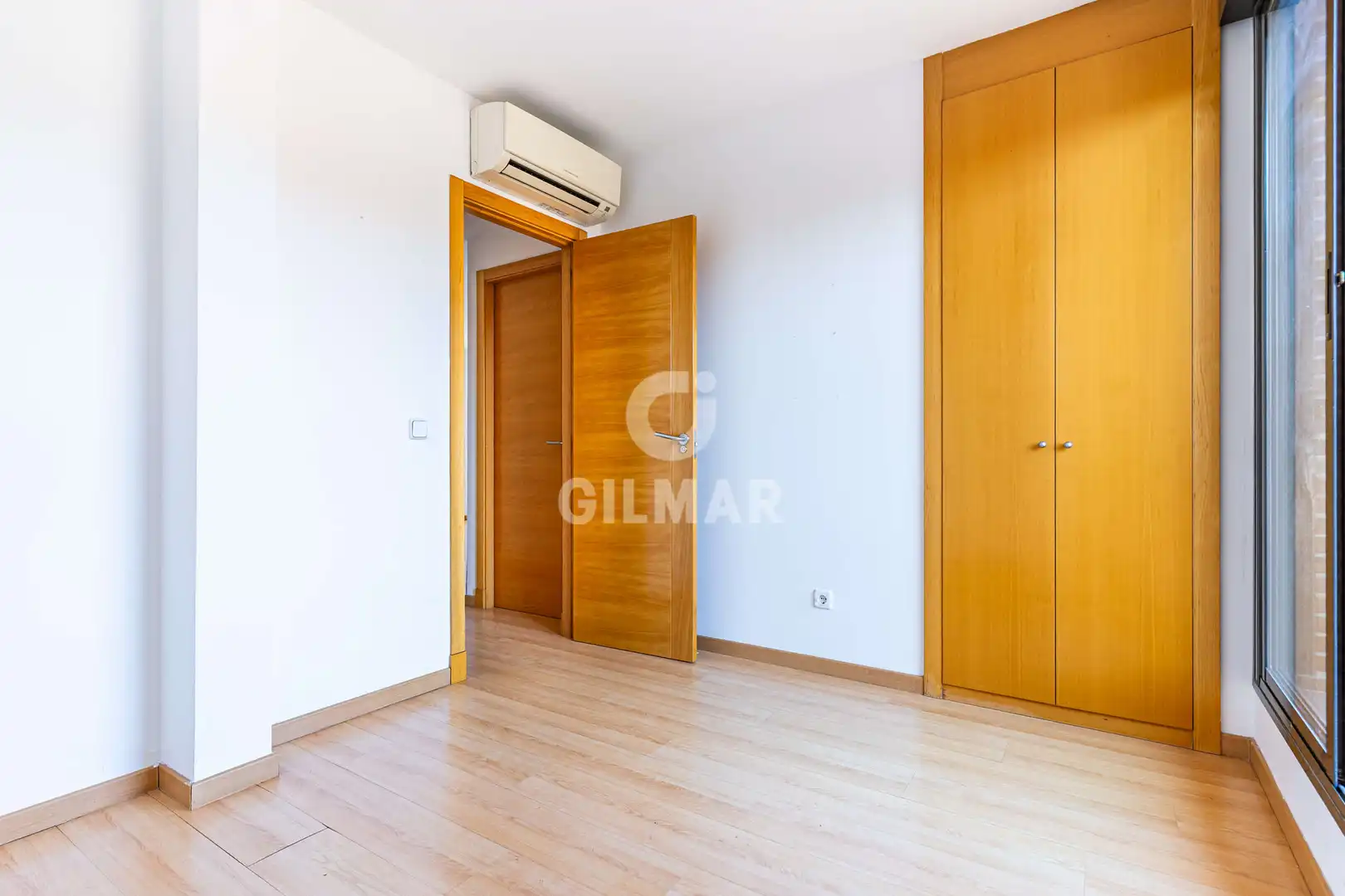 Schlafzimmer von Dachboden zum Verkauf in Madrid mit Heizung, Privatgarten und Abstellraum