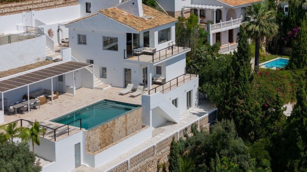 Vista exterior de Casa o xalet en venda en Benalmádena amb Aire condicionat, Jardí privat i Terrassa