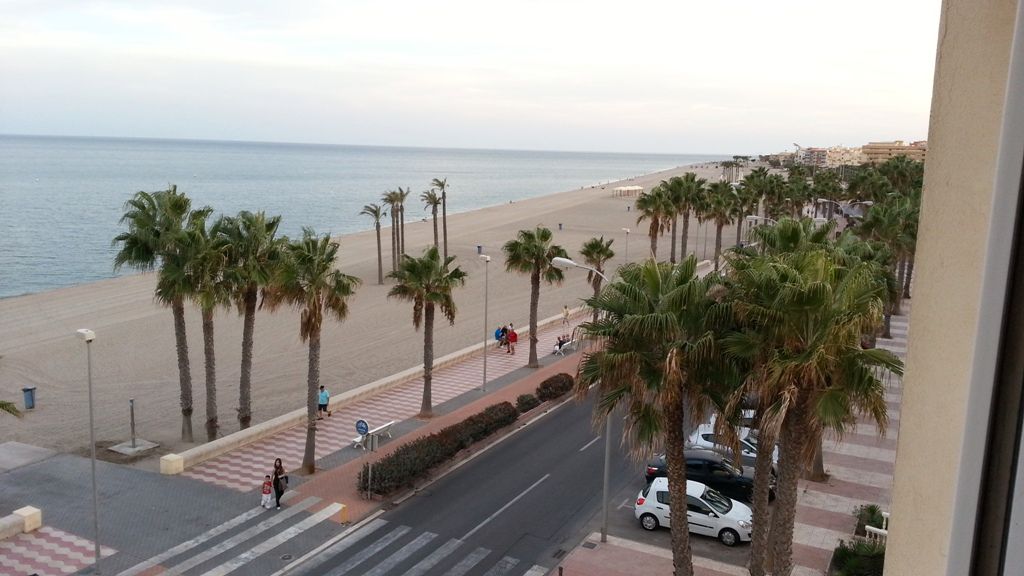 Vista exterior de Pis de lloguer en Roquetas de Mar amb Calefacció, Moblat i Forn