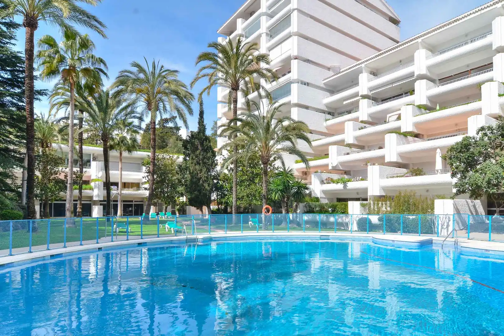 Piscina de Ático en venta en Marbella con Aire acondicionado, Terraza y Piscina