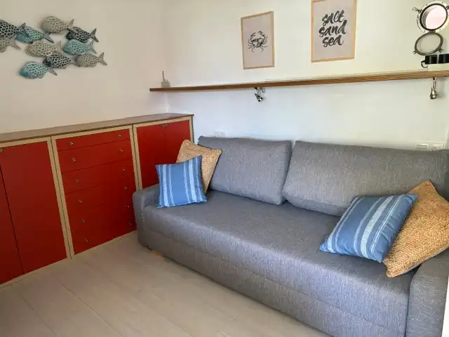 Wohnzimmer von Erdgeschoss zum Verkauf in Palamós mit Klimaanlage, Privatgarten und Terrasse