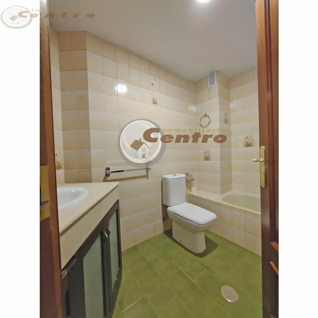 Baño de Piso de alquiler en Albacete con Calefacción, Amueblado y Balcón