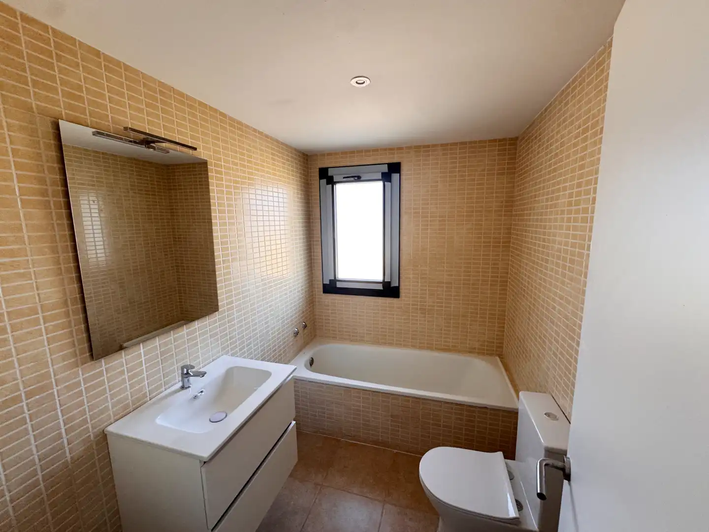 Badezimmer von Wohnung zum Verkauf in Figueres mit Heizung, Privatgarten und Terrasse