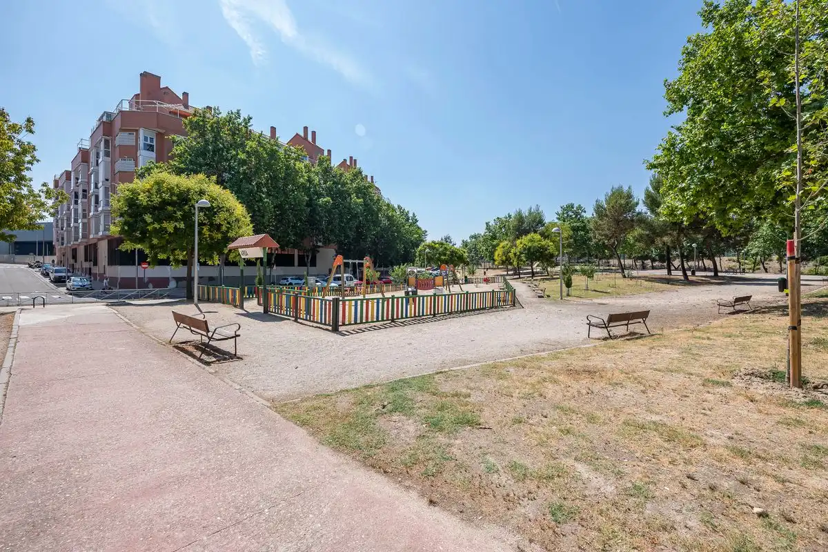 Vista exterior de Planta baixa en venda en Madrid amb Aire condicionat, Calefacció i Jardí privat