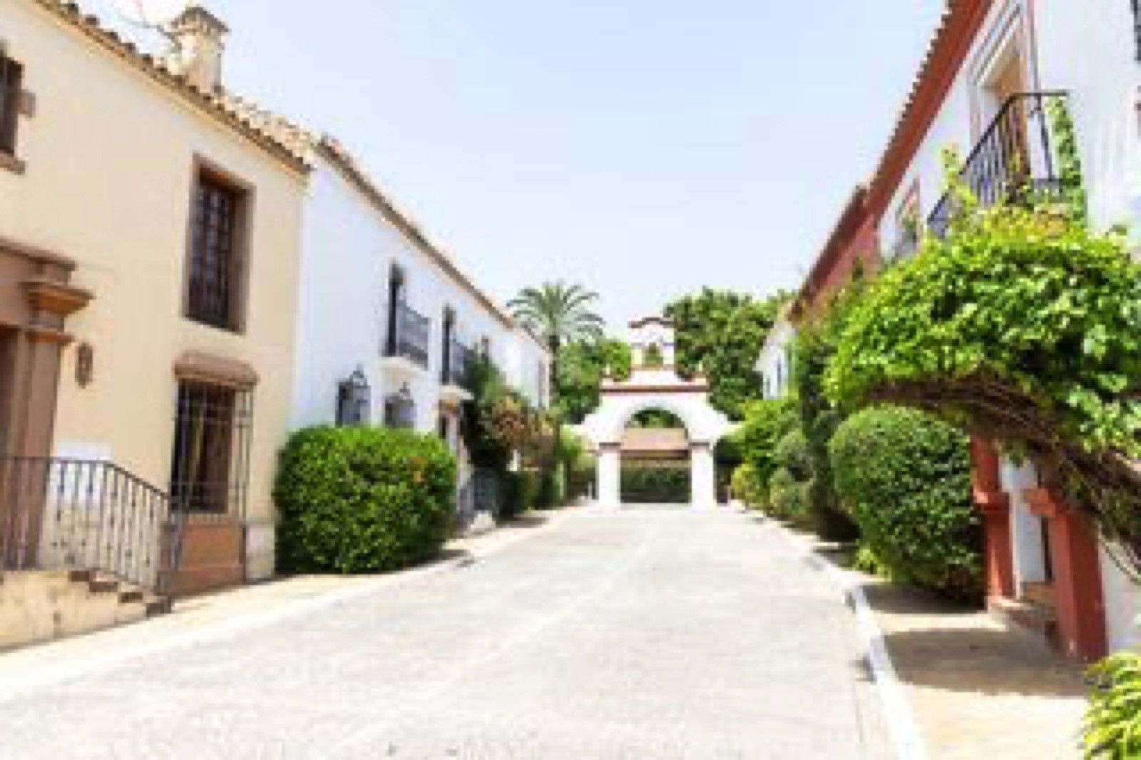 Vista exterior de Casa adosada en venda en Marbella amb Aire condicionat, Terrassa i Piscina