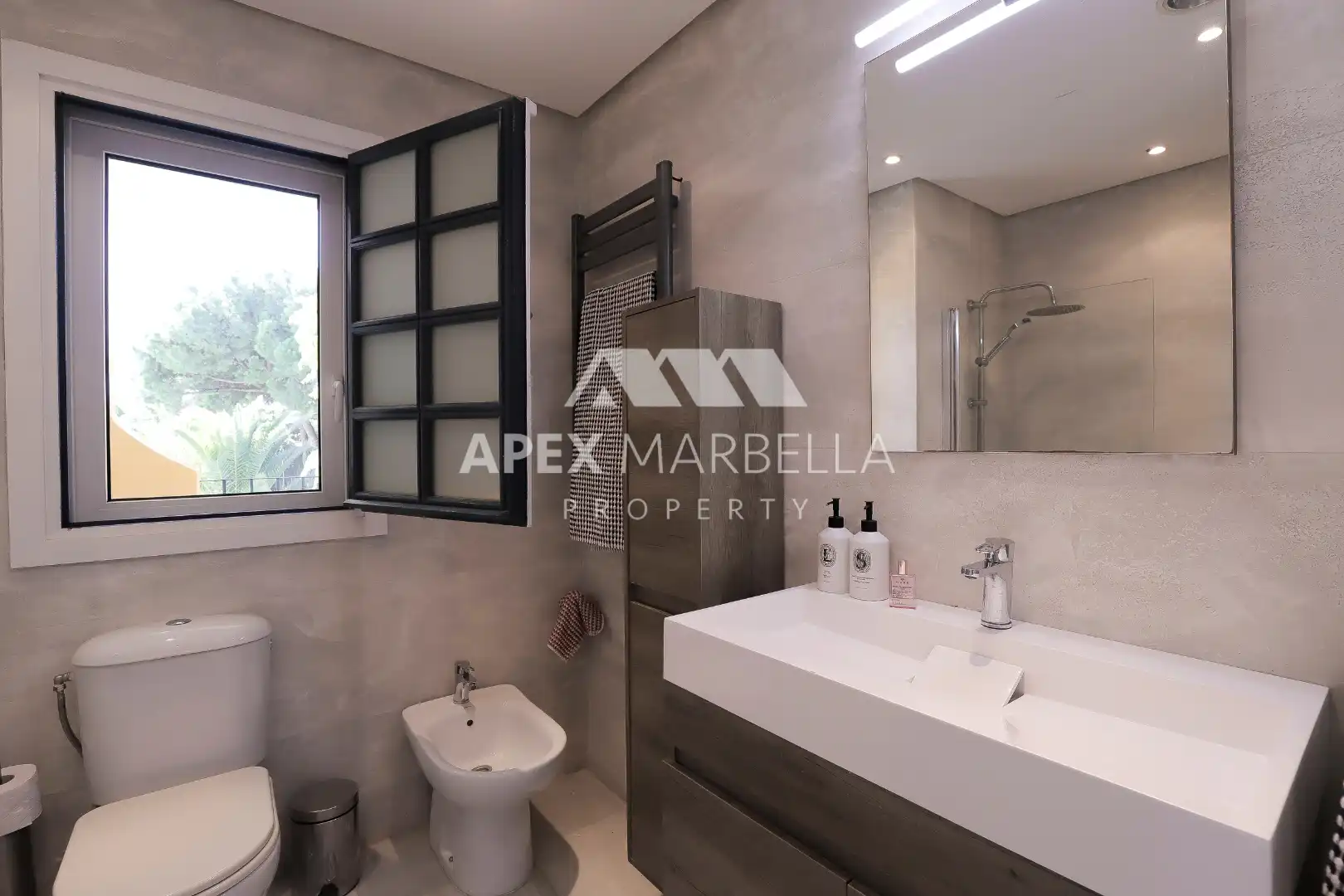 Badezimmer von Wohnung zum Verkauf in Marbella mit Klimaanlage, Terrasse und Möbliert