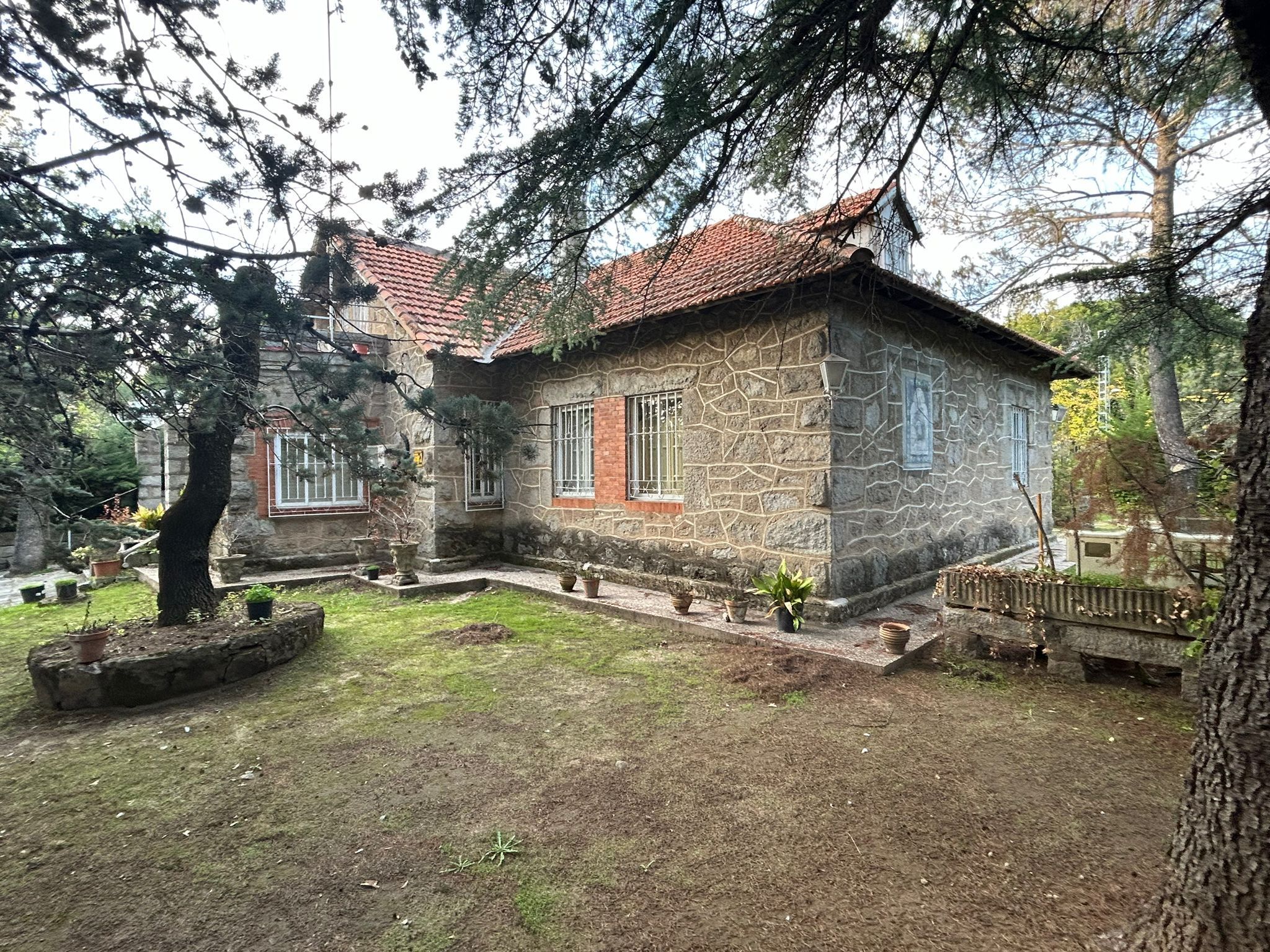 Vista exterior de Casa o xalet en venda en Torrelodones amb Jardí privat, Terrassa i Traster