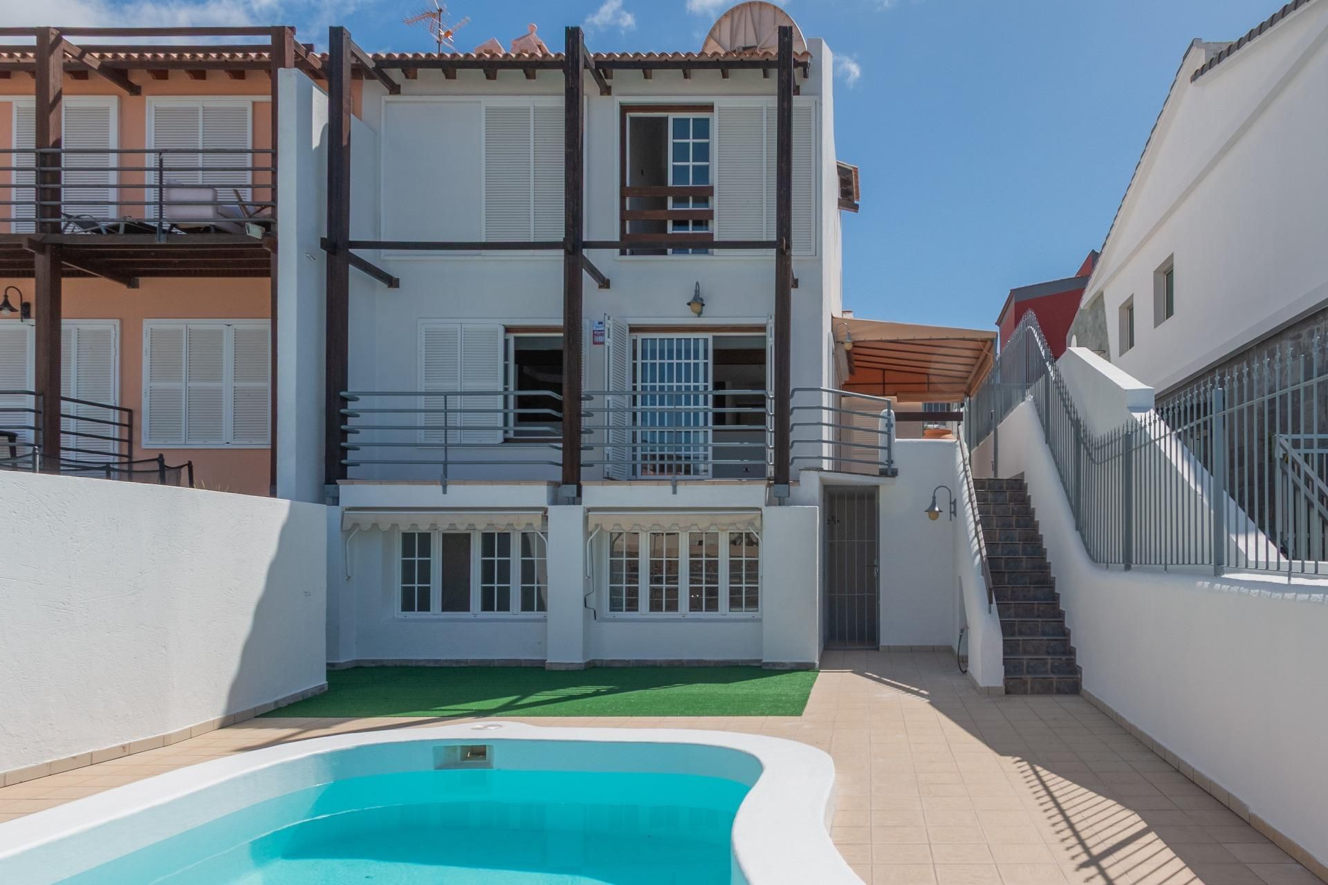 Vista exterior de Casa adosada en venda en Mogán amb Jardí privat, Terrassa i Traster