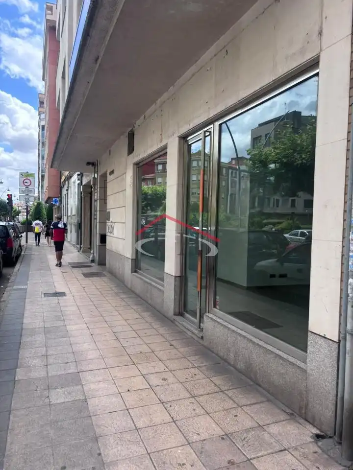 Local comercial en venda a Avenida Lancia, imagen 2