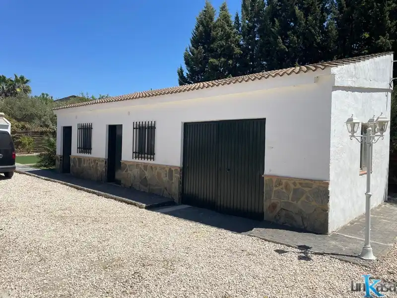 Vista exterior de Casa o xalet en venda en Linares amb Jardí privat, Piscina i Moblat