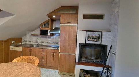 Coqueto ático en tercera planta sin ascensor, muy soleado y lleno de encanto. Dispone de dos habitaciones, un baño y una acogedora