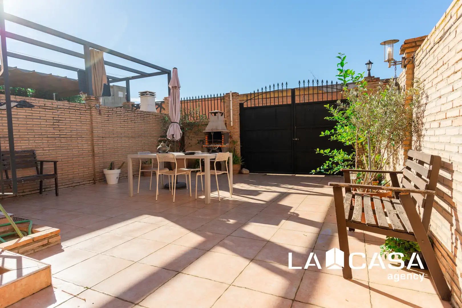 Jardí de Casa adosada en venda en Dos Hermanas amb Aire condicionat i Terrassa