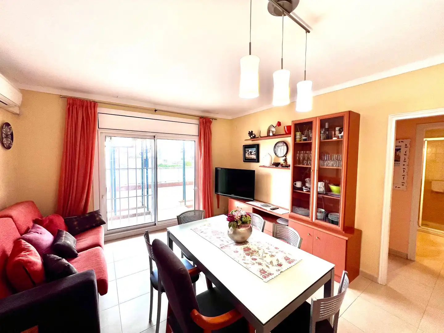 Sala d'estar de Pis en venda en L'Escala amb Aire condicionat, Terrassa i Moblat