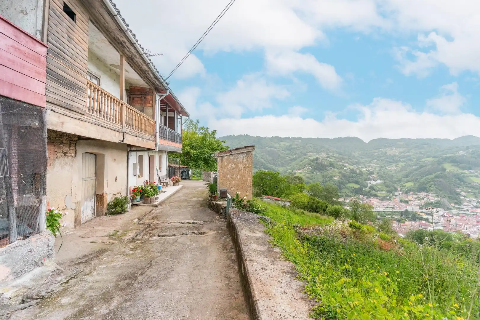Vista exterior de Finca rústica en venda en San Martín del Rey Aurelio amb Calefacció