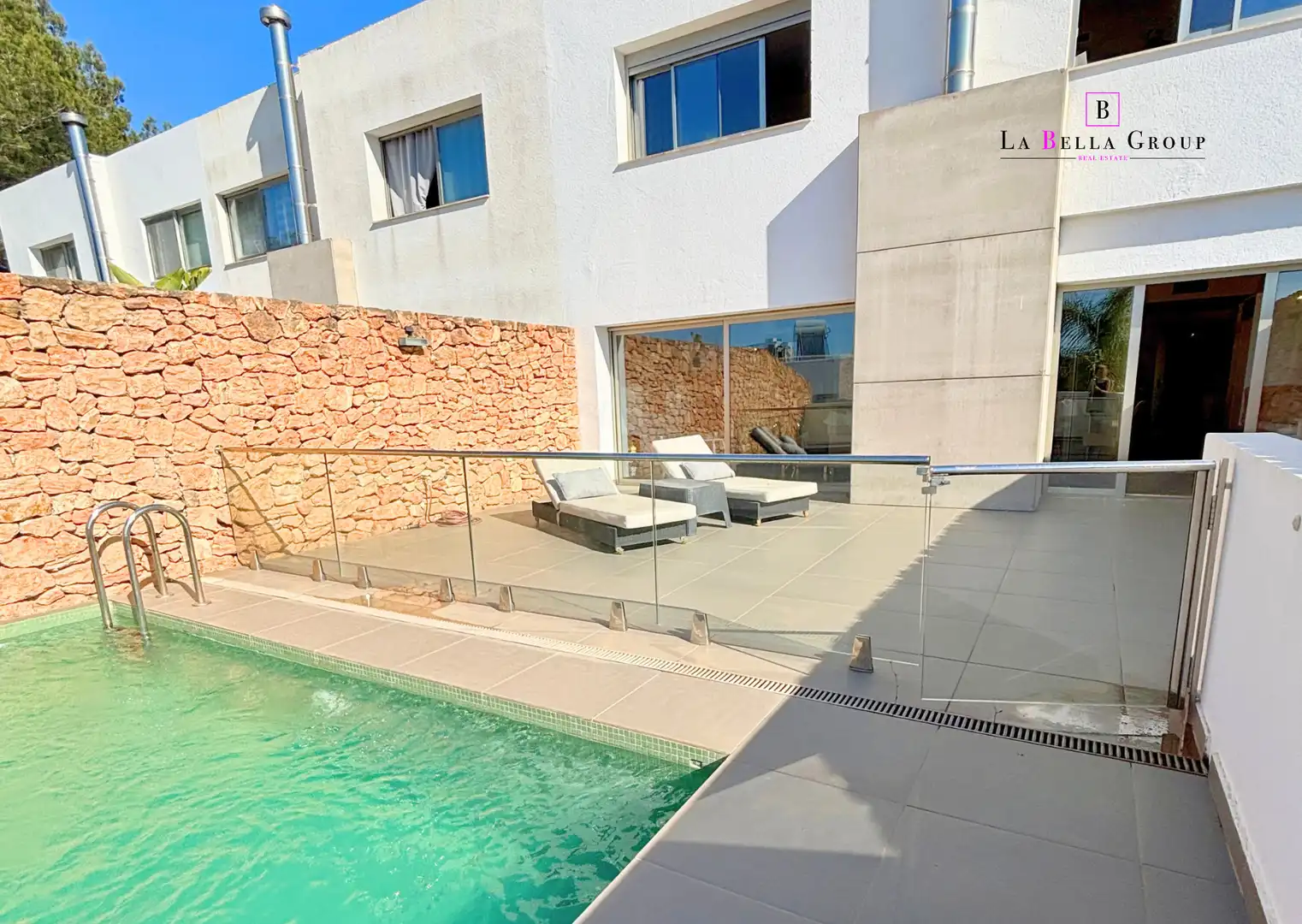 Schwimmbecken von Einfamilien-Reihenhaus zum Verkauf in Santa Eulària des Riu mit Klimaanlage, Heizung und Parkett