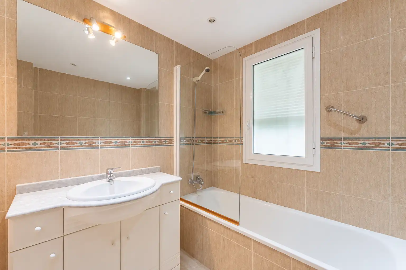 Bathroom of Flat for sale in Marbella  with Air Conditioner, Heating and Terrace