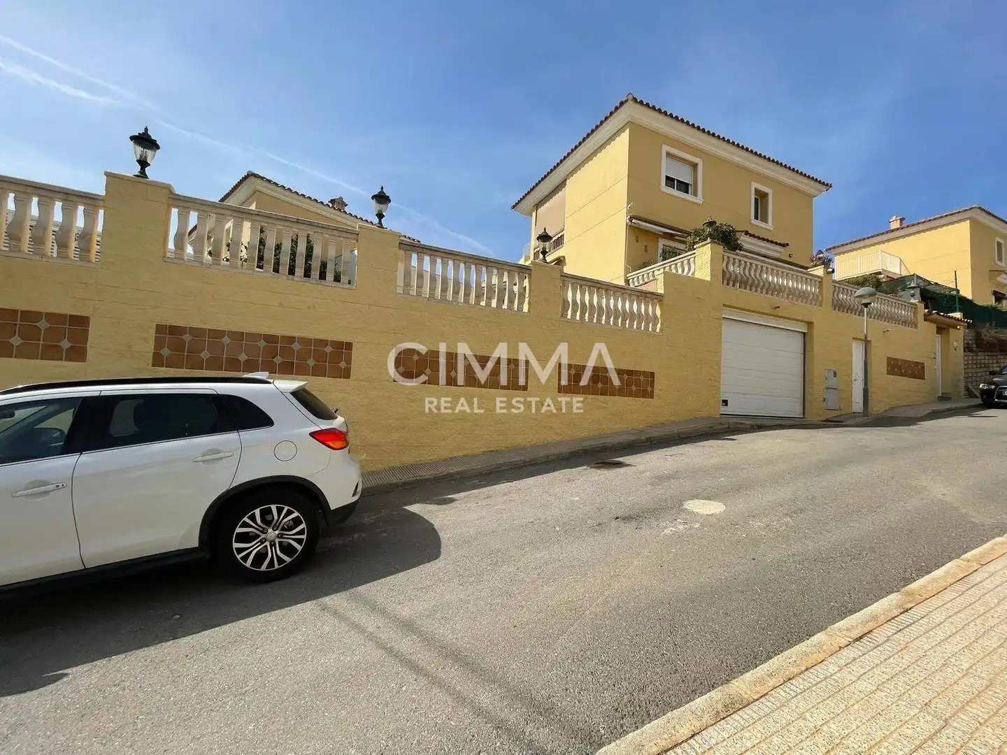 Vista exterior de Casa o xalet en venda en La Nucia amb Aire condicionat, Jardí privat i Terrassa