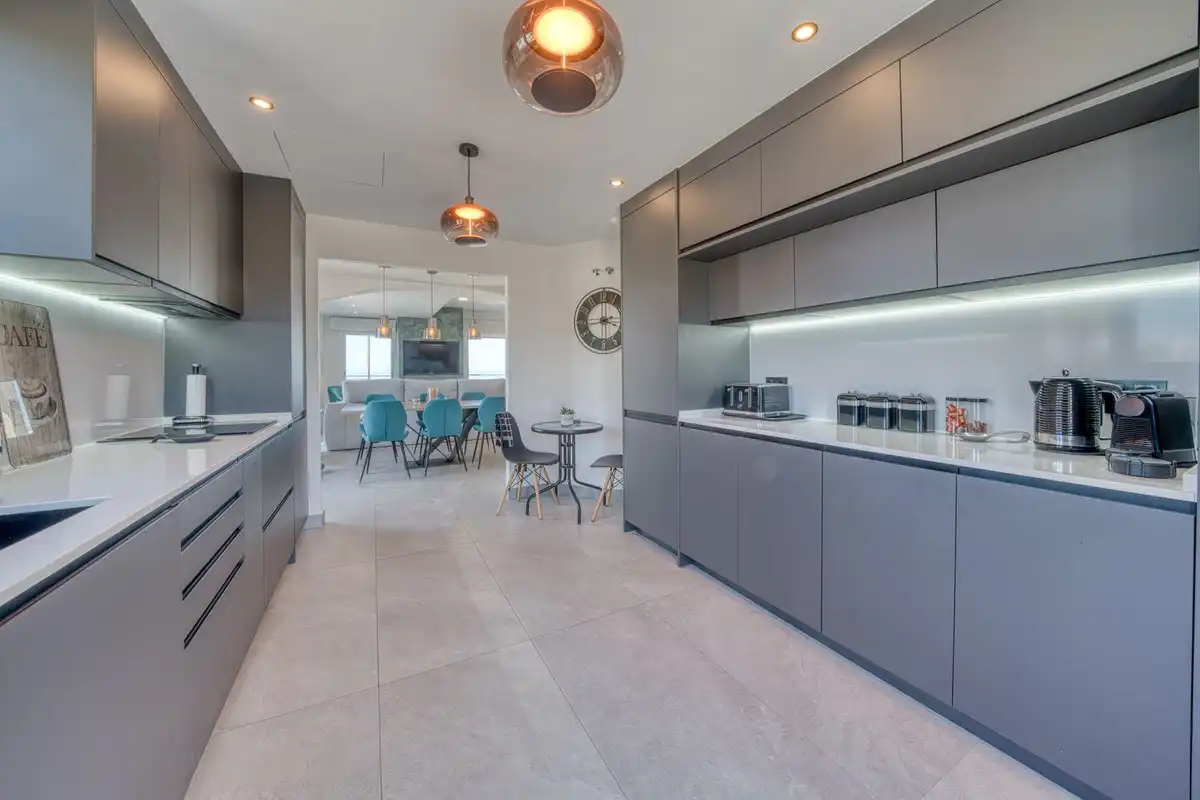 Cuina de Dúplex en venda en Sotogrande amb Aire condicionat, Terrassa i Traster
