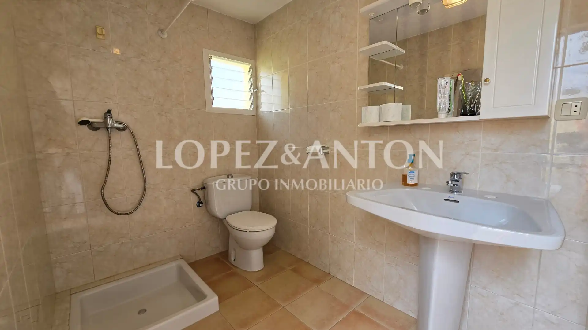 Bathroom of Houses for sale in L'Eliana  with Air Conditioner, Private garden and Terrace