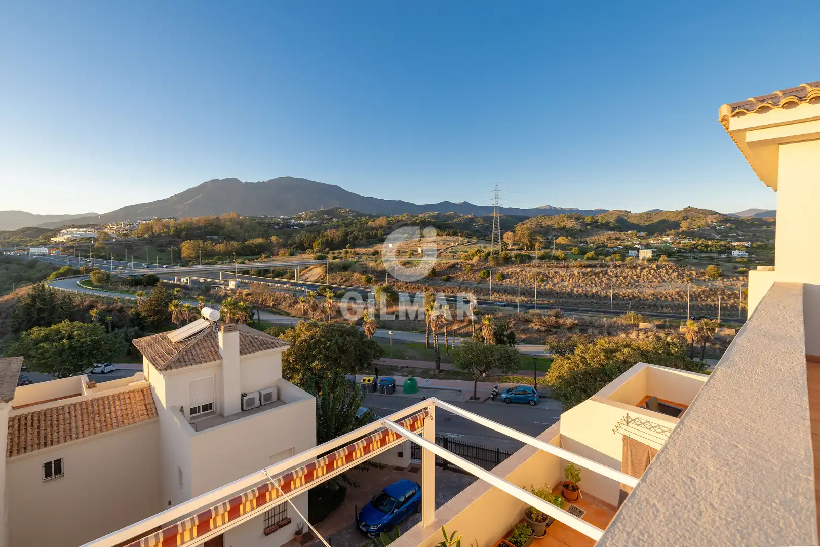 Vista exterior de Dúplex en venda en Estepona amb Traster, Piscina i Balcó