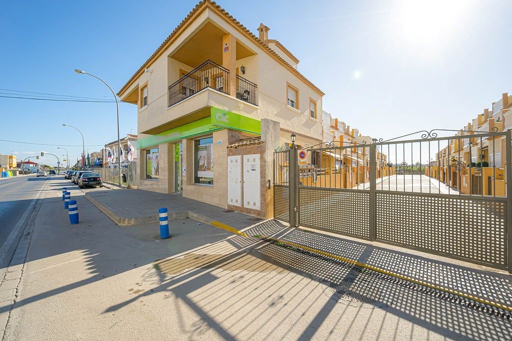 Vista exterior de Pis en venda en Orihuela