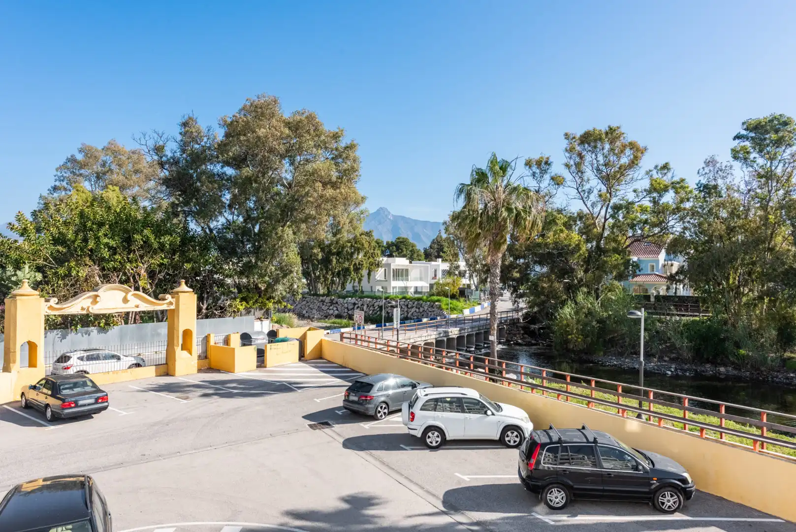 Vista exterior de Apartament en venda en Marbella amb Aire condicionat, Terrassa i Moblat
