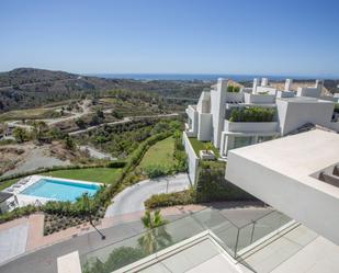 Vista exterior de Apartament en venda en Benahavís amb Aire condicionat i Piscina