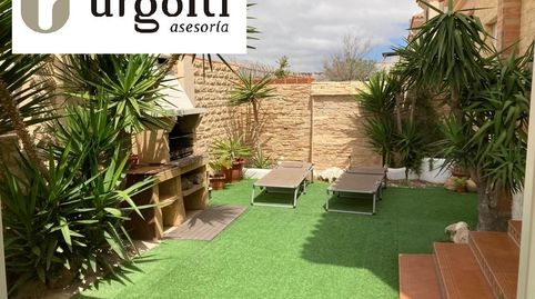 Chalet adosado en Jardín Valenciano, con terraza. varias plazas de garaje