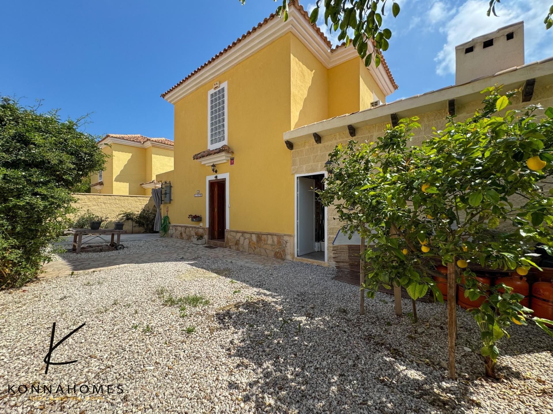 Vista exterior de Casa o xalet en venda en Mutxamel amb Aire condicionat, Calefacció i Jardí privat