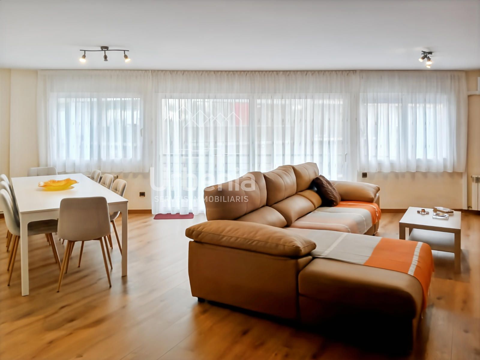 Sala d'estar de Pis en venda en Pineda de Mar amb Calefacció, Terrassa i Moblat