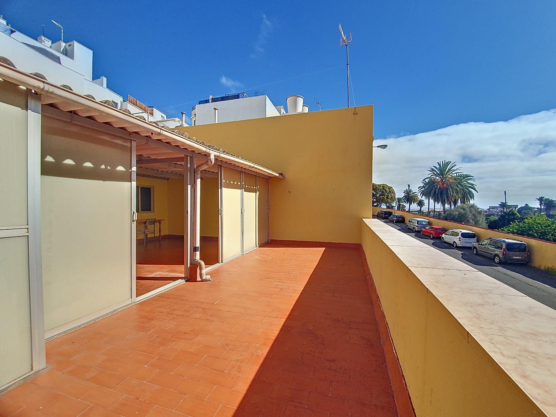 Vista exterior de Casa o xalet en venda en Telde amb Terrassa i Alarma