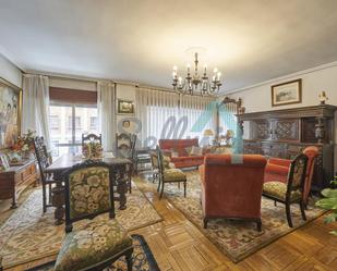 Sala d'estar de Pis en venda en Oviedo  amb Calefacció, Parquet i Terrassa