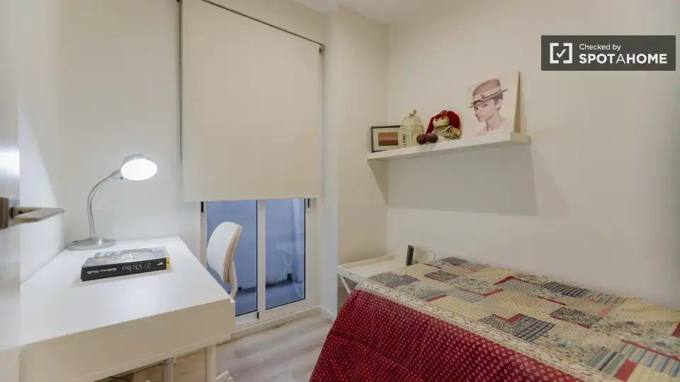Dormitori de Pis de lloguer en Valencia amb Aire condicionat, Calefacció i Moblat