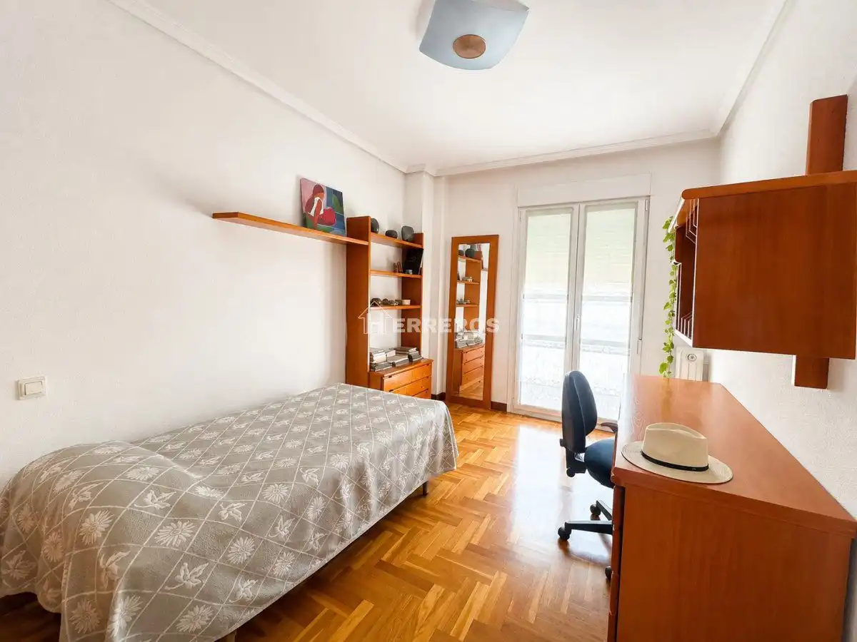 Dormitori de Pis en venda en  Logroño amb Calefacció, Parquet i Terrassa