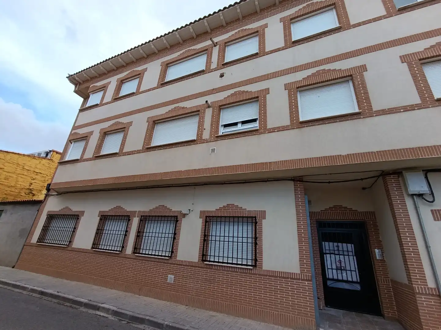 Vista exterior de Piso en venta en Argamasilla de Alba con Aire acondicionado y Terraza